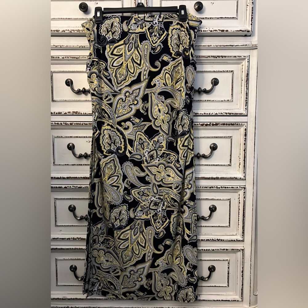 Like new 🖤🤍💛 INC maxi skirt size L